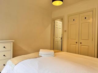 2-Bed West End Flat with En-Suite Near Glasgow Uni - 3