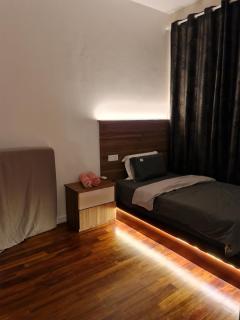 Lucky 7 Homestay - Utama Court - 5