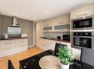 Free Parking - 3 Bedrooms - Sleeps 7 - Great Location - 4
