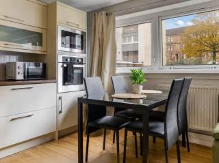 Free Parking - 3 Bedrooms - Sleeps 7 - Great Location - 3