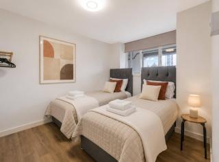 Free Parking - 3 Bedrooms - Sleeps 7 - Great Location - 1