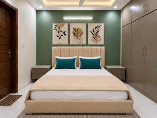 Family Stay 2BRs with Parking Full Kitchen Fast Wifi - 5