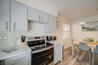 Stunning 4BR 2BA Hot Tub Cozy Holiday Home in Plano - 4