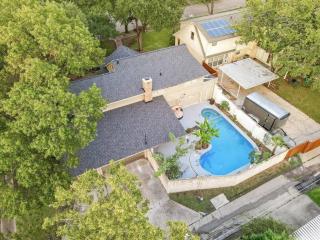Stunning 5BR 2BA Holiday Home with Private Pool and Cinema - Dallas - 4