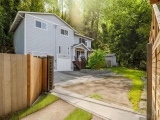 Spacious 3BR 2BA Near SEA Airport Music Studio - 6