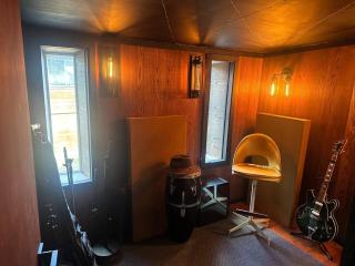 Spacious 3BR 2BA Near SEA Airport Music Studio - 9