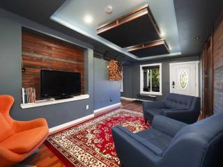 Spacious 3BR 2BA Near SEA Airport Music Studio - 5