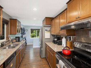 Spacious 3BR 2BA Near SEA Airport Music Studio - 1