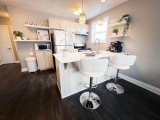 Chic Stay in Wortley – Walk to Downtown & Parks - 6