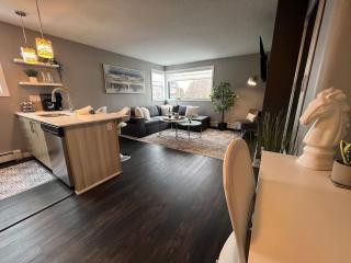 Chic Stay in Wortley – Walk to Downtown & Parks - 1
