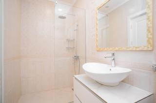 Stylish City Center Retreat Near Republic Square - Erevan - 5