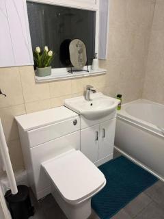 Holiday Home - 3 Bedroom House in Luton - For Families - Contractors - Tourist - Amazon Prime - 9