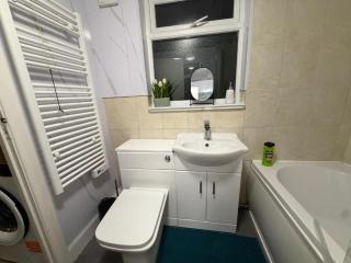 Holiday Home - 3 Bedroom House in Luton - For Families - Contractors - Tourist - Amazon Prime - 4