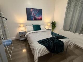 Holiday Home - 3 Bedroom House in Luton - For Families - Contractors - Tourist - Amazon Prime - 1