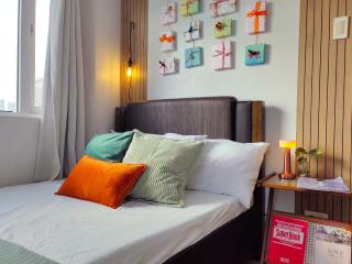 2BR Condotel in Ridgewood near NAIA Terminal 3, BGC and Venice with Pool, WIFI and Netflix - 4