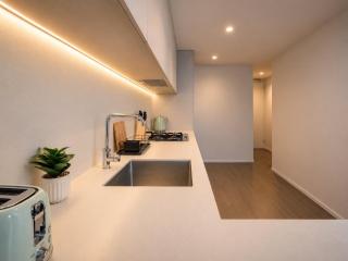 Skyline Suites - Stylish Corner Suite, City Views - 2