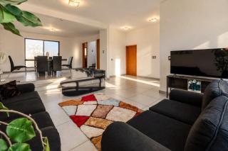 Family Home Excellent Location 3 Bedrooms and 5 Beds - 9