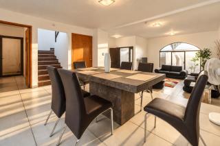 Family Home Excellent Location 3 Bedrooms and 5 Beds - 8