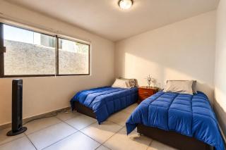 Family Home Excellent Location 3 Bedrooms and 5 Beds - 3
