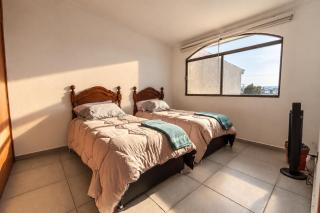 Family Home Excellent Location 3 Bedrooms and 5 Beds - 4