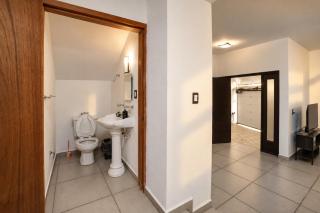 Family Home Excellent Location 3 Bedrooms and 5 Beds - 1