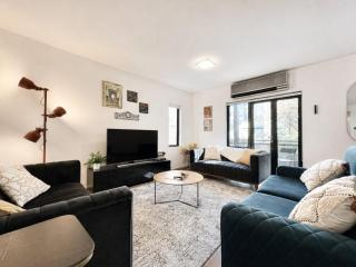 Skyline Suites - New York-Style Riverside Retreat - 9