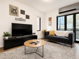 Skyline Suites - New York-Style Riverside Retreat - 8