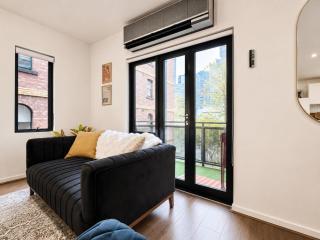 Skyline Suites - New York-Style Riverside Retreat - 5