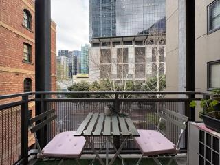 Skyline Suites - New York-Style Riverside Retreat - 4