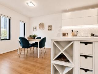 Skyline Suites - New York-Style Riverside Retreat - 3