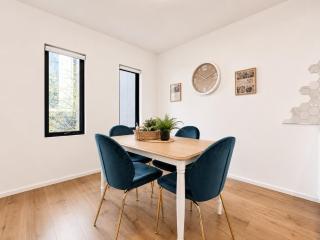 Skyline Suites - New York-Style Riverside Retreat - 2