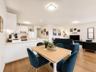Skyline Suites - New York-Style Riverside Retreat - 1