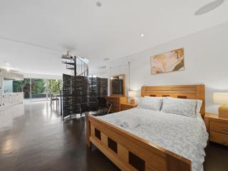 Cosy Sandy Bay Manor Retreat - 9
