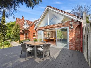 Cosy Sandy Bay Manor Retreat - 2