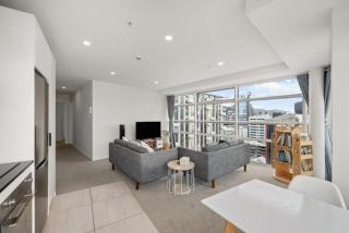 Sky High Harbour Views 2BR with Parking in Te Aro - 8