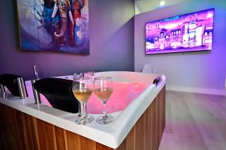Walled City 5BR, Private Jacuzzi, 2 Balconies - 1