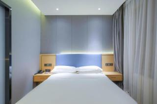 Green Tree Inn Urumqi San'gong Metro Station Exit - 5
