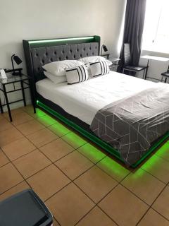 Cairns Chic Suite - Motel Room A - 4