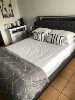 Cairns Chic Suite - Motel Room A - 3