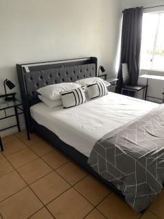 Cairns Chic Suite - Motel Room A - 2