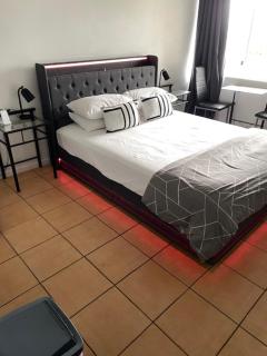 Cairns Chic Suite - Motel Room A - 1