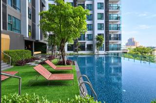 Walk to BTS Pool View QueenBed Retreat - Khlong Toei - 9