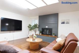 Modern 7-Bedroom Home with Spacious Yard, Pet-Friendly, and King Beds - 9