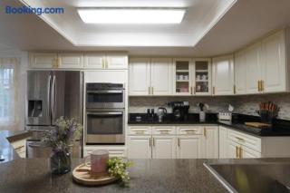 Modern 7-Bedroom Home with Spacious Yard, Pet-Friendly, and King Beds - 6