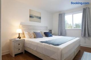 Modern 7-Bedroom Home with Spacious Yard, Pet-Friendly, and King Beds - 5