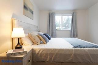 Modern 7-Bedroom Home with Spacious Yard, Pet-Friendly, and King Beds - 4