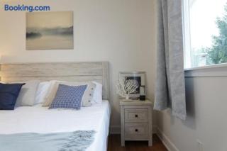 Modern 7-Bedroom Home with Spacious Yard, Pet-Friendly, and King Beds - 2