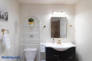 Modern 7-Bedroom Home with Spacious Yard, Pet-Friendly, and King Beds - 1