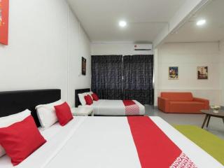 OYO 43993 Madsuite - 6