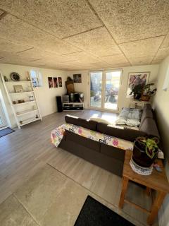 Well-appointed guest house with kitchen - 0